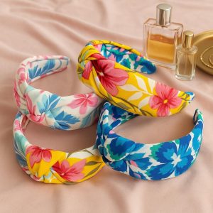 Cerchietto floreale con nodo bombato Emanuela Biffoli – Variante chiara azzurro e rosa