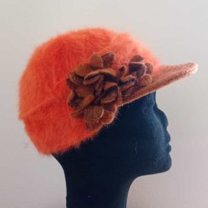 Cappello in angora con visiera  con fiore