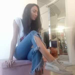 jeans sfrangiato ed elasticizzato da donna e ragazza