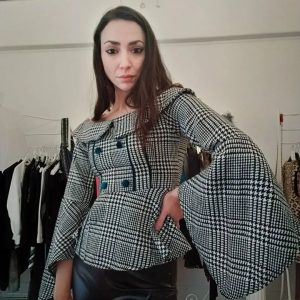 Giacca al contrario scollo alla Carmen