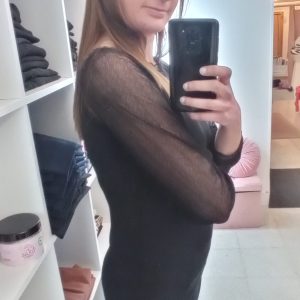 Maglia manica lunga nera in viscosa con maniche in tulle e scollo a barca con bordo in pizzo