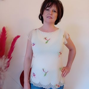 Blusa in tulle elegante e romantica con bordo petalo