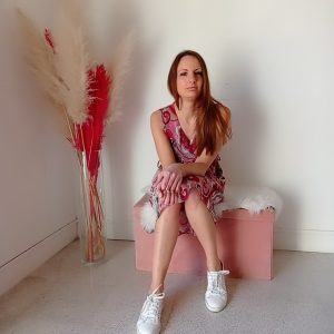 Abito Estivo con Fantasia Elegante e Scollatura a V – Disponibile in Tutte le Taglie