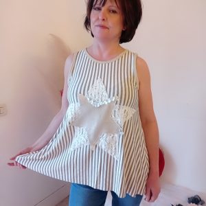 Maglia asimmetrica a righe verticali con paillettes e pizzo: il tocco casual e glamour di Sofia