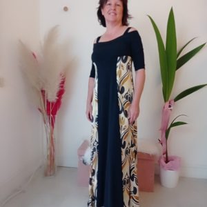 L’abito dei tuoi sogni: Scopri l’eleganza senza tempo del nostro abito lungo in viscosa con spalla scoperta