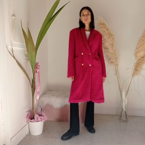 Cappotto Fucsia Peloso Doppiopetto – Calore e Stile sotto al Ginocchio
