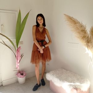 Vestito Smanicato in Tulle ‘Incanto Serale’ – Disponibile in Rosso, Nero e Marrone Bruciato