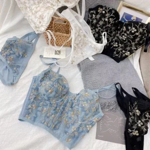 Un completo di biancheria intima con ricamo