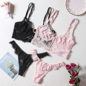 Un set di biancheria intima di pizzo con un top a corsetto