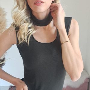 Top Verde Scuro Elegante con Collo ad Anello | Outfit Chic Donna